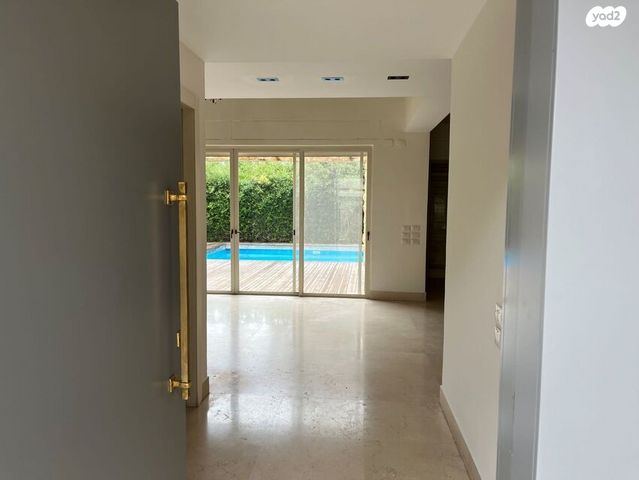 דו משפחתי, קיסריה