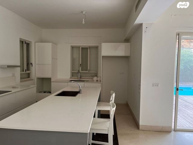 דו משפחתי, קיסריה