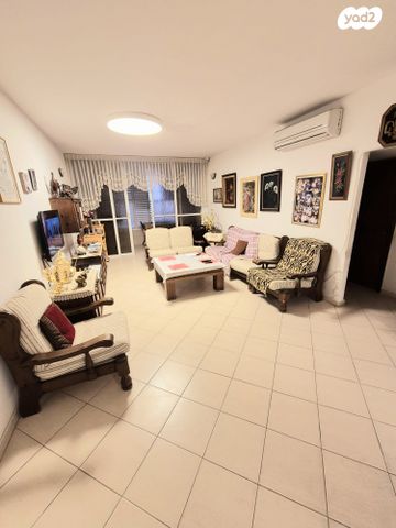 דירה, דרור, רמב"ם, ראשון לציון