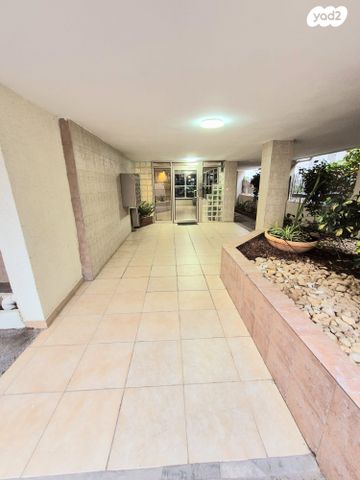 דירה, דרור, רמב"ם, ראשון לציון