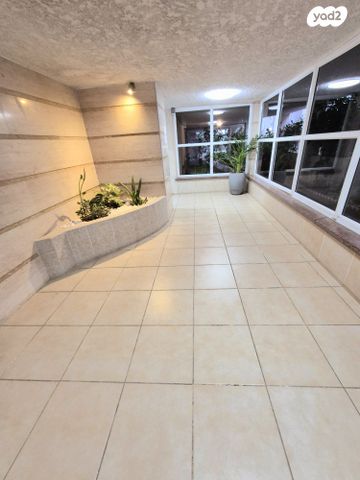 דירה, דרור, רמב"ם, ראשון לציון