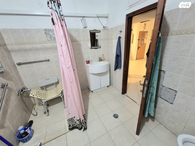 דירה, דרור, רמב"ם, ראשון לציון