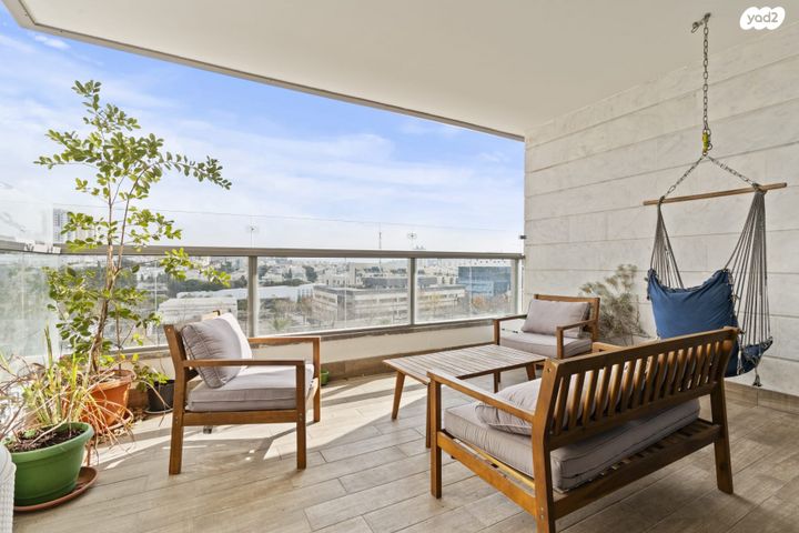 דירה, יגאל ידין, המגינים, מודיעין מכבים רעות