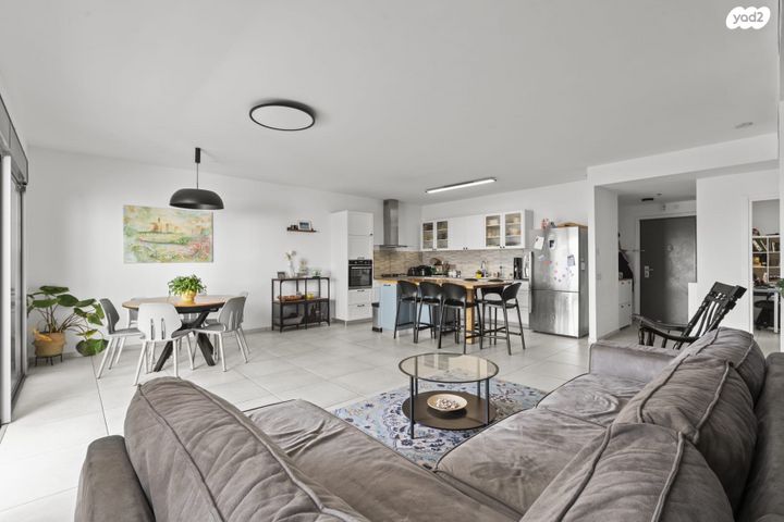 דירה, יגאל ידין, המגינים, מודיעין מכבים רעות