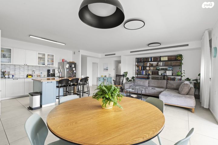 דירה, יגאל ידין, המגינים, מודיעין מכבים רעות