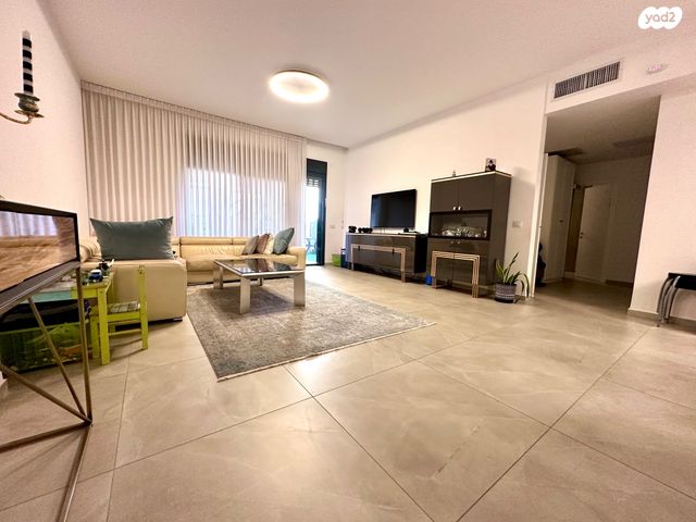 דירת גן, סשה ארגוב, נווה זמר, רעננה