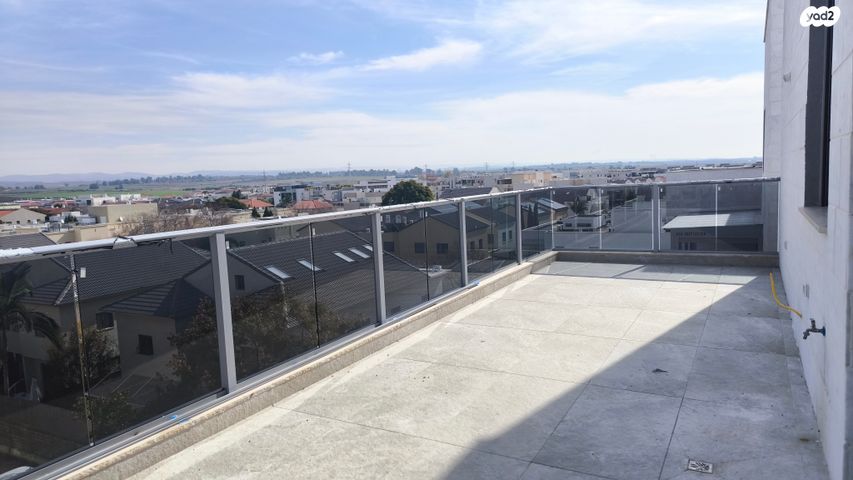 גג/ פנטהאוז, מזכרת בתיה