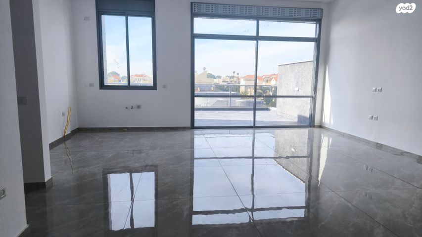 גג/ פנטהאוז, מזכרת בתיה