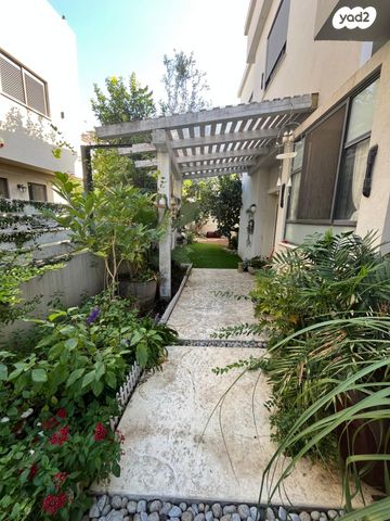 דו משפחתי, נאות הראשונים, מזכרת בתיה