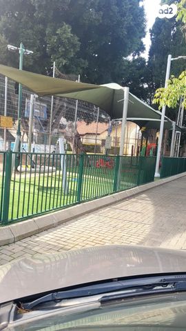 דירת גן, דובדבן הכפר, כפר סבא