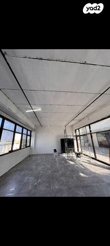 בניין משרדים, שילת