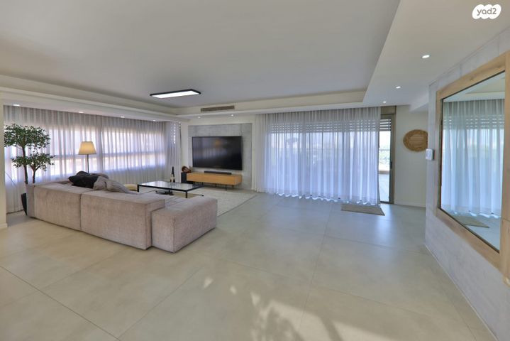 גג/ פנטהאוז, פייר אוגוסט רנואר, גבעת טל, קרית אתא