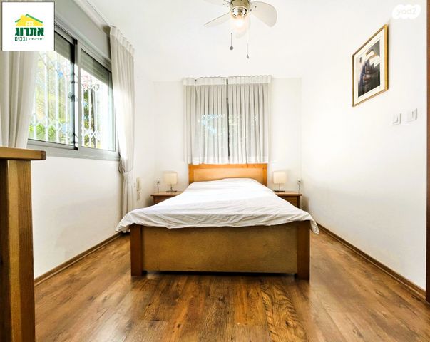 דירת גן, צור יצחק