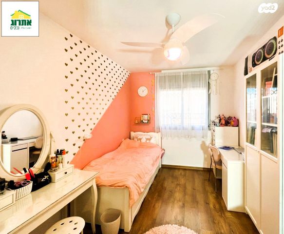 דירת גן, צור יצחק