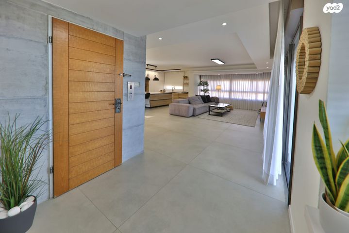 גג/ פנטהאוז, פייר אוגוסט רנואר, גבעת טל, קרית אתא