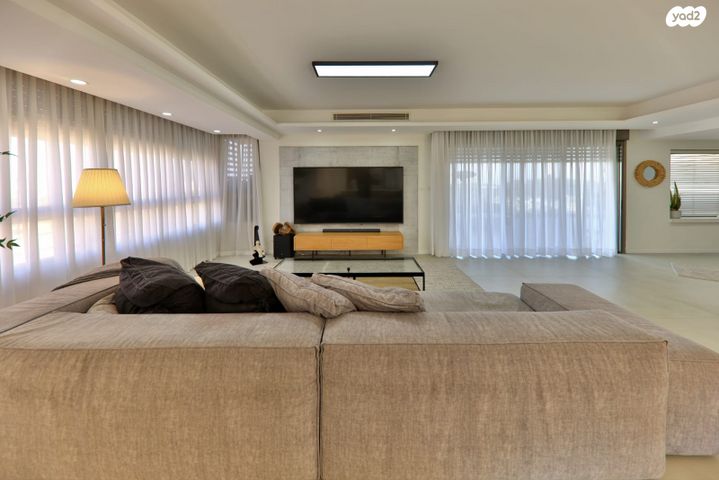 גג/ פנטהאוז, פייר אוגוסט רנואר, גבעת טל, קרית אתא