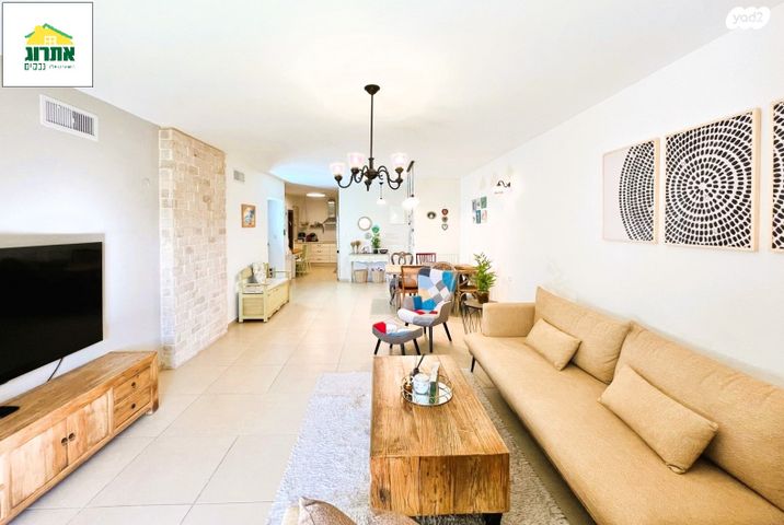 דירת גן, צור יצחק