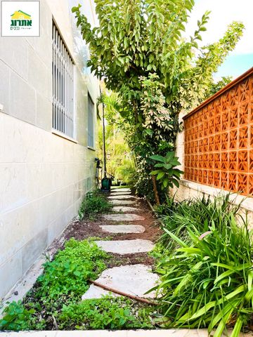 דירת גן, צור יצחק