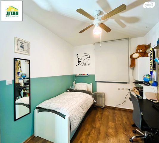 דירת גן, צור יצחק