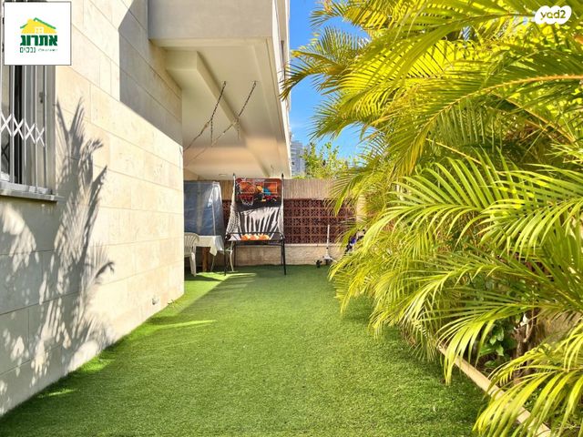 דירת גן, צור יצחק