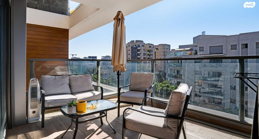 דירה, חנה רובינא, הרצליה