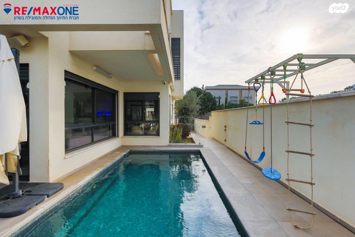 דו משפחתי, כפר סבא