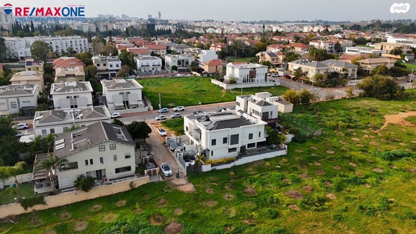 דו משפחתי, כפר סבא