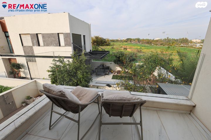 דו משפחתי, כפר סבא