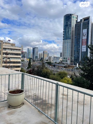 בניין משרדים, מונטיפיורי, הרכבת, תל אביב יפו