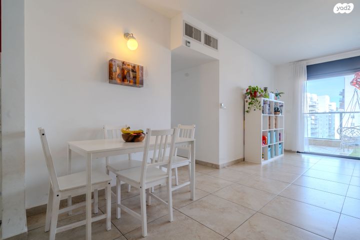 דירה, דרך ארץ 76, הפרחים, חריש