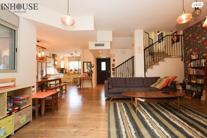 דו משפחתי, תל מונד