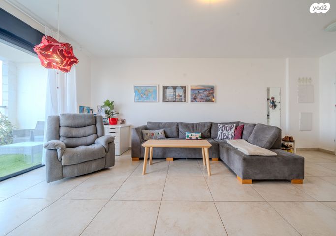 דירה, דרך ארץ 76, הפרחים, חריש