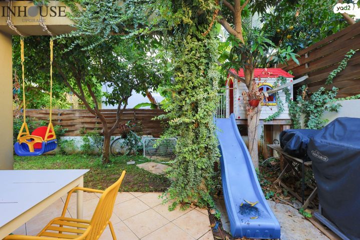 דו משפחתי, תל מונד