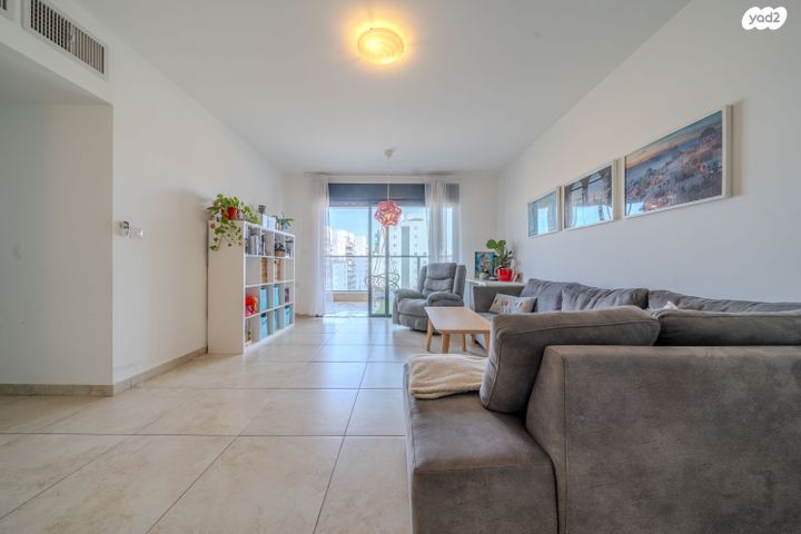 דירה, דרך ארץ 76, הפרחים, חריש