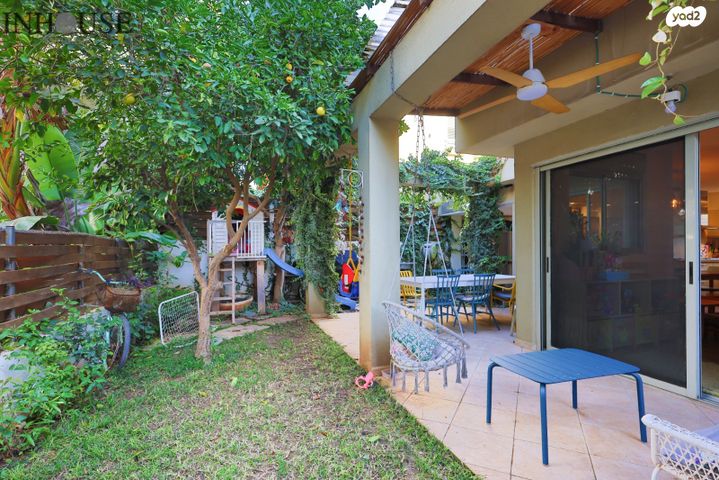 דו משפחתי, תל מונד