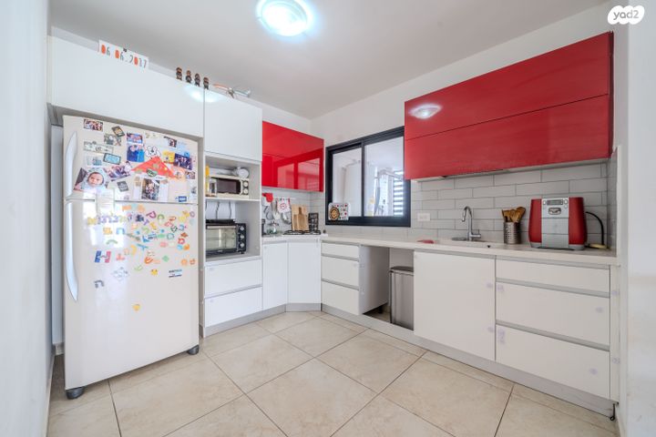 דירה, דרך ארץ 76, הפרחים, חריש