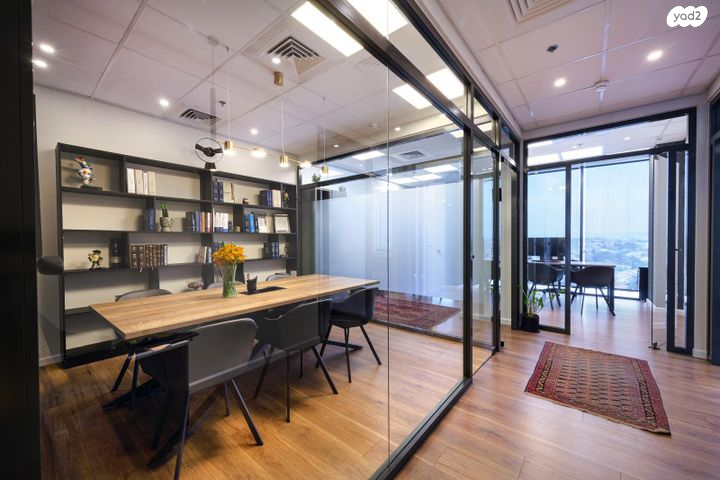 משרדים, אהוד מנור, הזמר העברי, כפר סבא