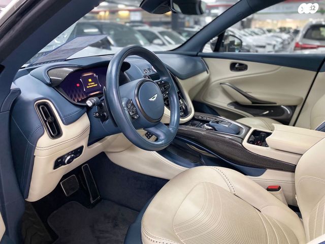 אסטון מרטין DBX