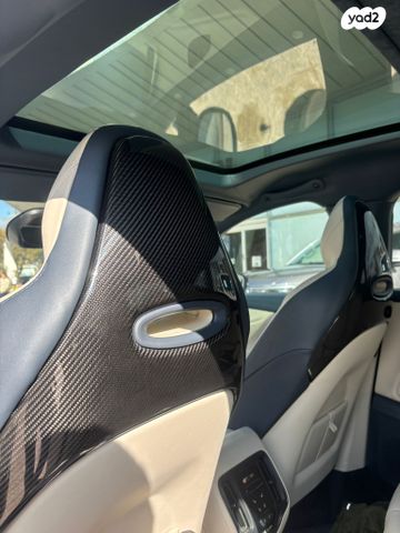 אסטון מרטין DBX