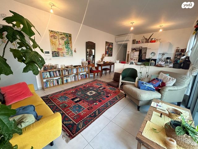 דירה, כלנית 16, הפרחים, חריש