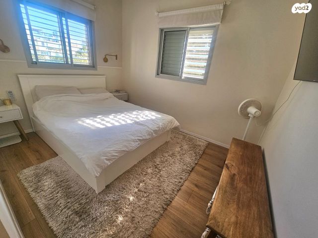 דירה, יגאל אלון, הרצליה