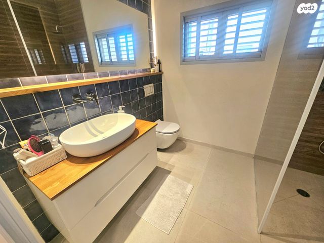 דירה, יגאל אלון, הרצליה