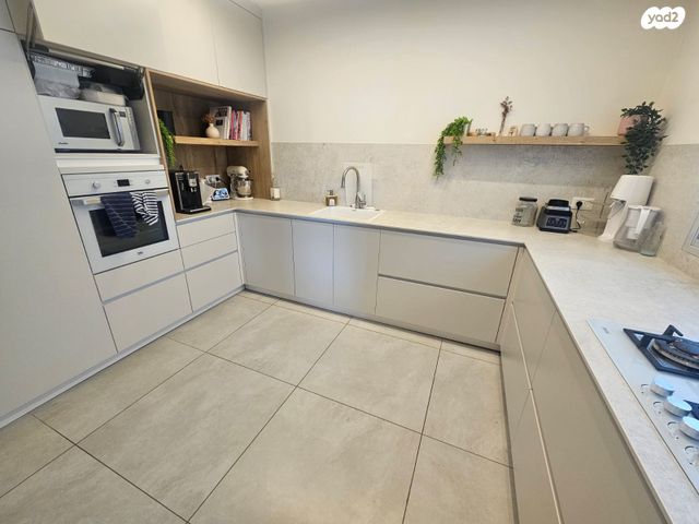 דירה, יגאל אלון, הרצליה