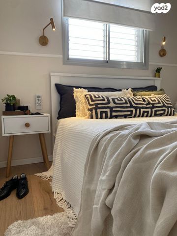 דירה, יגאל אלון, הרצליה