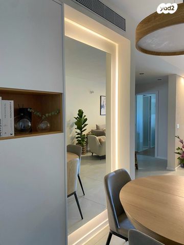 דירה, יגאל אלון, הרצליה