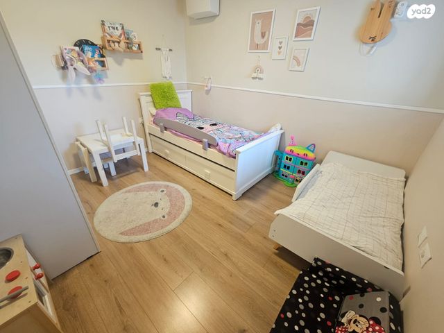 דירה, יגאל אלון, הרצליה