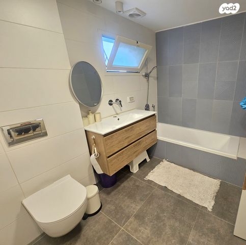 דירה, יגאל אלון, הרצליה