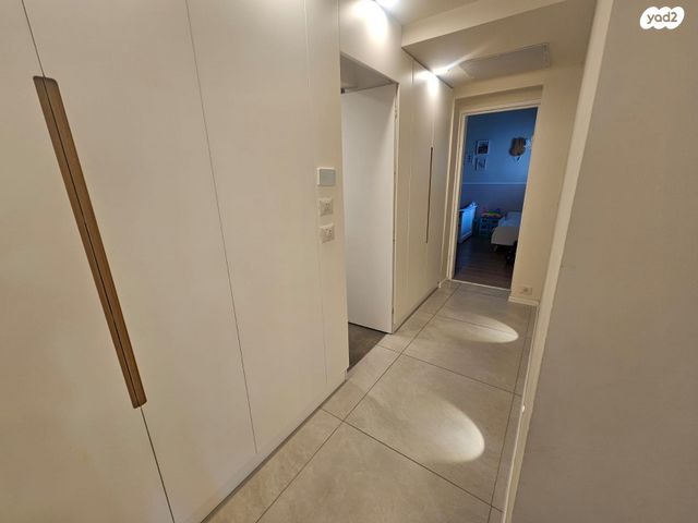 דירה, יגאל אלון, הרצליה