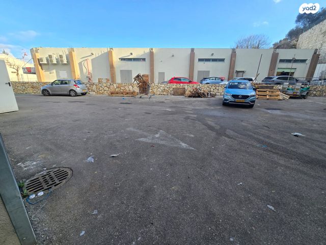 מבני תעשיה, אזור תעשייה קורן, מעלות תרשיחא