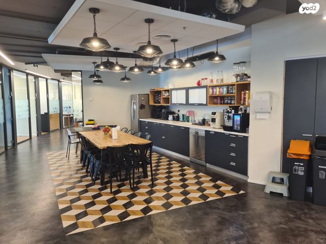 דרך מנחם בגין 132